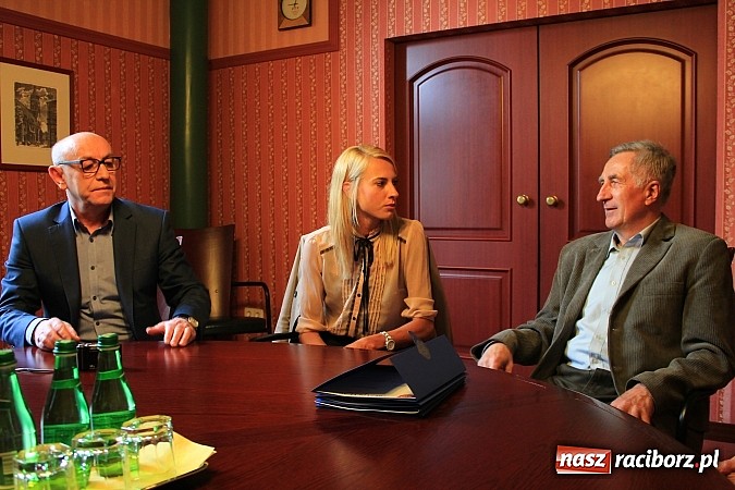 Zdjęcie w galerii na portalu naszraciborz.pl: Justyna Kasprzycka, 4. zawodniczka Mistrzostw Świata w Sopocie, z wizytą w magistracie wiadomości z regionu