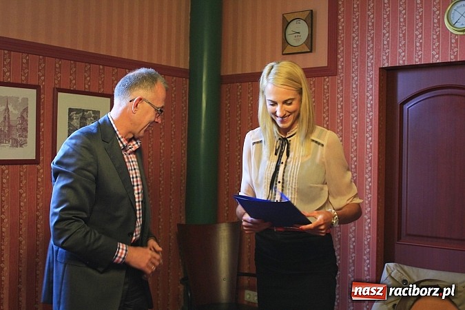 Zdjęcie w galerii na portalu naszraciborz.pl: Justyna Kasprzycka, 4. zawodniczka Mistrzostw Świata w Sopocie, z wizytą w magistracie wiadomości z regionu