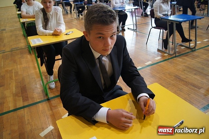 Zdjęcie w galerii na portalu naszraciborz.pl: Egzamin gimnazjalny w Nędzy: I luz, i stres wiadomości z regionu