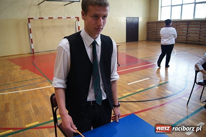 Zdjęcie w galerii na portalu naszraciborz.pl: Egzamin gimnazjalny w Nędzy: I luz, i stres wiadomości z regionu