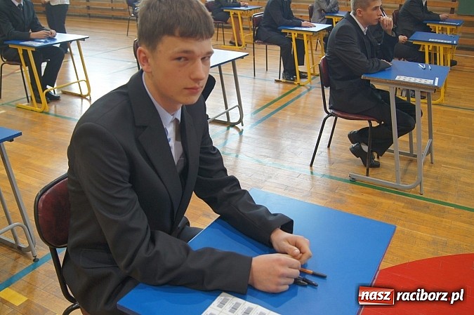 Zdjęcie w galerii na portalu naszraciborz.pl: Egzamin gimnazjalny w Nędzy: I luz, i stres wiadomości z regionu