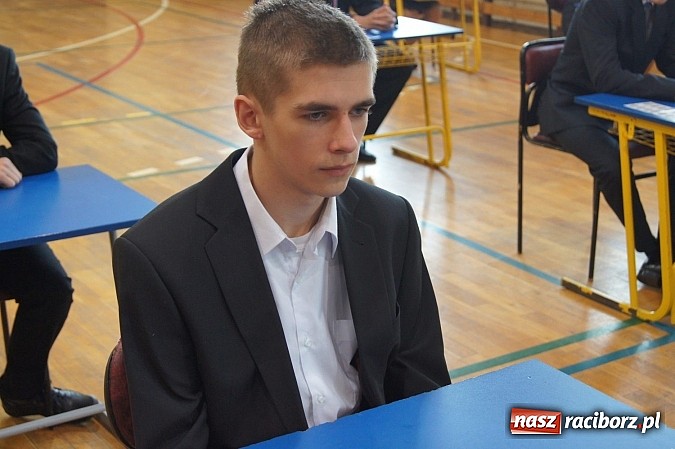 Zdjęcie w galerii na portalu naszraciborz.pl: Egzamin gimnazjalny w Nędzy: I luz, i stres wiadomości z regionu
