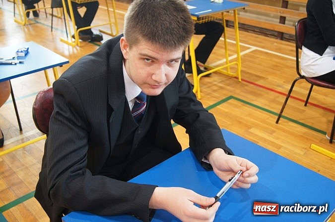 Zdjęcie w galerii na portalu naszraciborz.pl: Egzamin gimnazjalny w Nędzy: I luz, i stres wiadomości z regionu