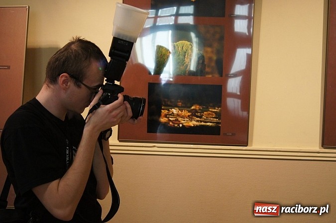 Zdjęcie w galerii na portalu naszraciborz.pl: Uwiecznione światło, barwa i kreska w galerii RCK wiadomości z regionu