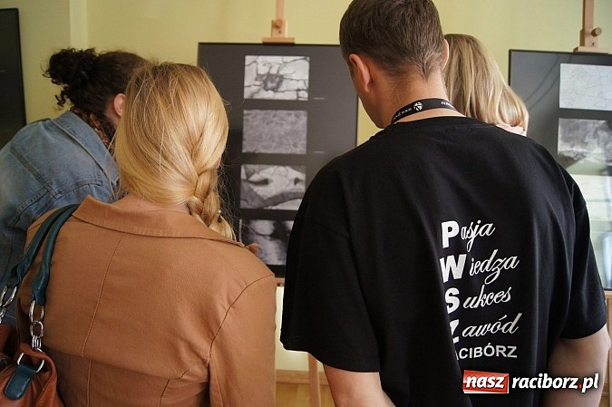 Zdjęcie w galerii na portalu naszraciborz.pl: Uwiecznione światło, barwa i kreska w galerii RCK wiadomości z regionu