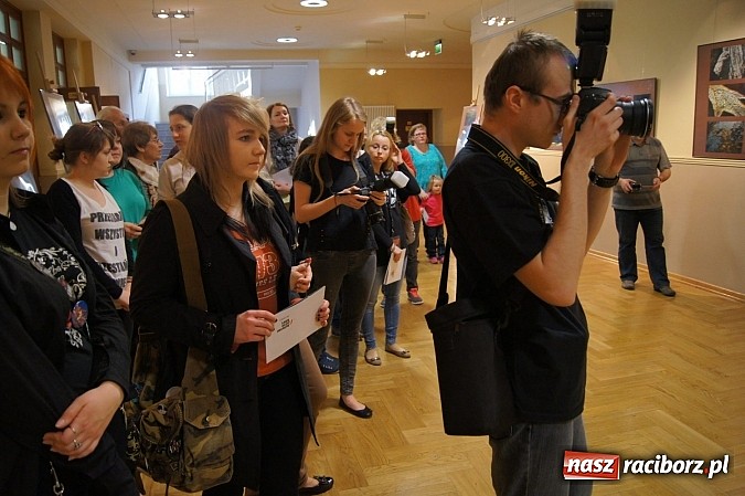 Zdjęcie w galerii na portalu naszraciborz.pl: Uwiecznione światło, barwa i kreska w galerii RCK wiadomości z regionu