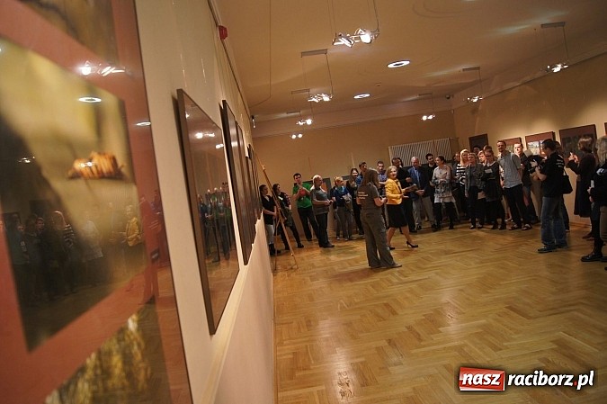 Zdjęcie w galerii na portalu naszraciborz.pl: Uwiecznione światło, barwa i kreska w galerii RCK wiadomości z regionu