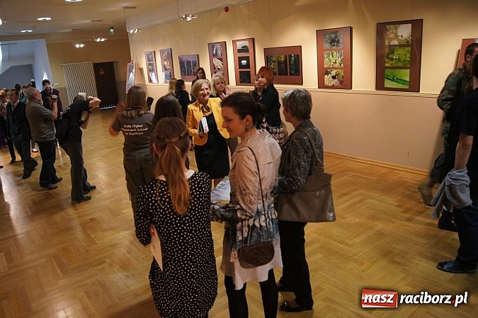 Zdjęcie w galerii na portalu naszraciborz.pl: Uwiecznione światło, barwa i kreska w galerii RCK wiadomości z regionu