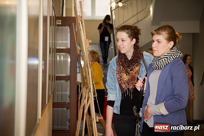 Zdjęcie w galerii na portalu naszraciborz.pl: Uwiecznione światło, barwa i kreska w galerii RCK wiadomości z regionu