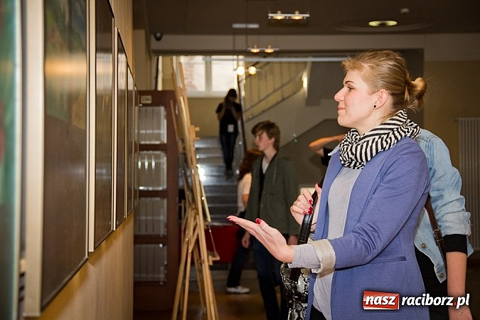 Zdjęcie w galerii na portalu naszraciborz.pl: Uwiecznione światło, barwa i kreska w galerii RCK wiadomości z regionu