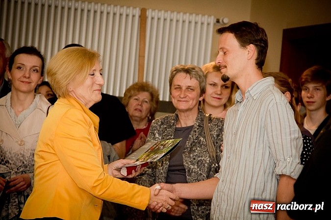 Zdjęcie w galerii na portalu naszraciborz.pl: Uwiecznione światło, barwa i kreska w galerii RCK wiadomości z regionu