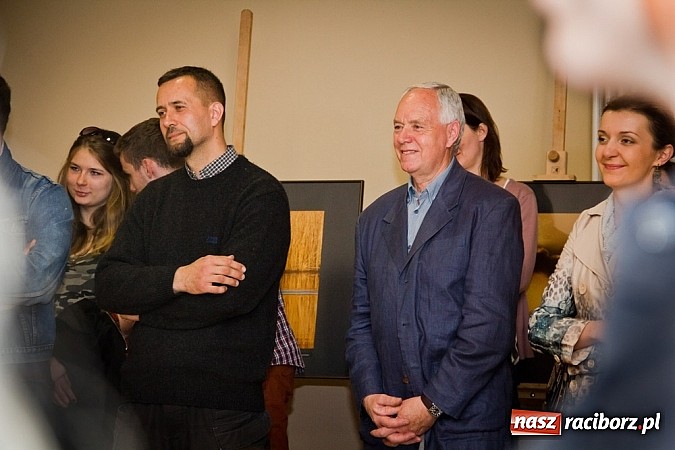 Zdjęcie w galerii na portalu naszraciborz.pl: Uwiecznione światło, barwa i kreska w galerii RCK wiadomości z regionu