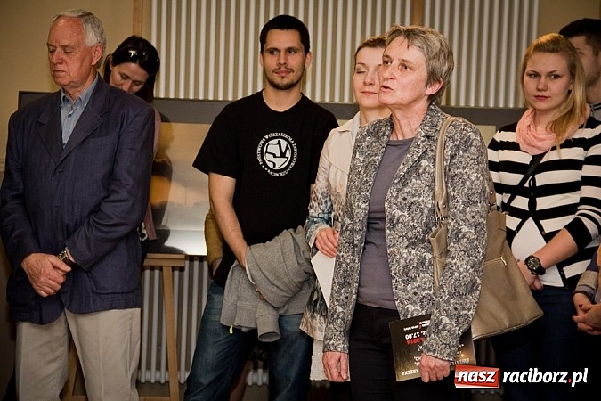 Zdjęcie w galerii na portalu naszraciborz.pl: Uwiecznione światło, barwa i kreska w galerii RCK wiadomości z regionu