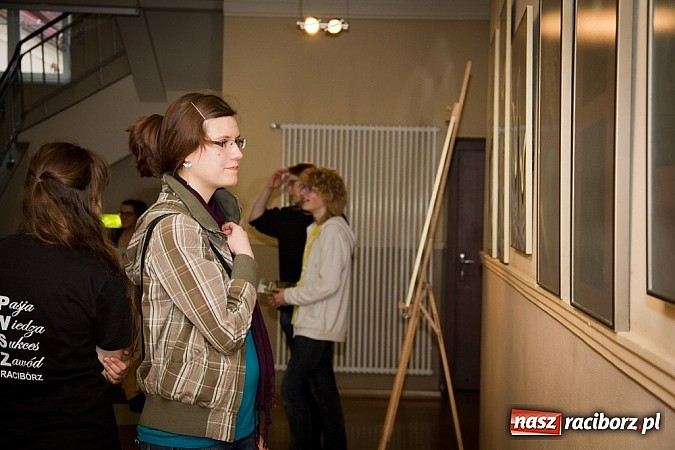 Zdjęcie w galerii na portalu naszraciborz.pl: Uwiecznione światło, barwa i kreska w galerii RCK wiadomości z regionu