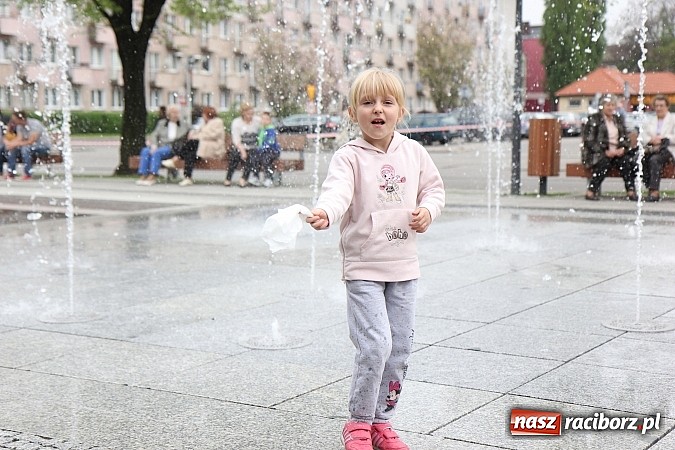Zdjęcie w galerii na portalu naszraciborz.pl: Nowe fontanny otwarte z wielkim hukiem! wiadomości z regionu