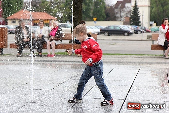 Zdjęcie w galerii na portalu naszraciborz.pl: Nowe fontanny otwarte z wielkim hukiem! wiadomości z regionu