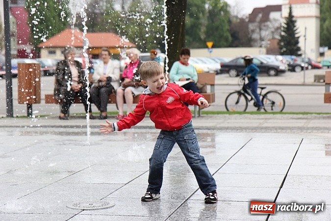 Zdjęcie w galerii na portalu naszraciborz.pl: Nowe fontanny otwarte z wielkim hukiem! wiadomości z regionu