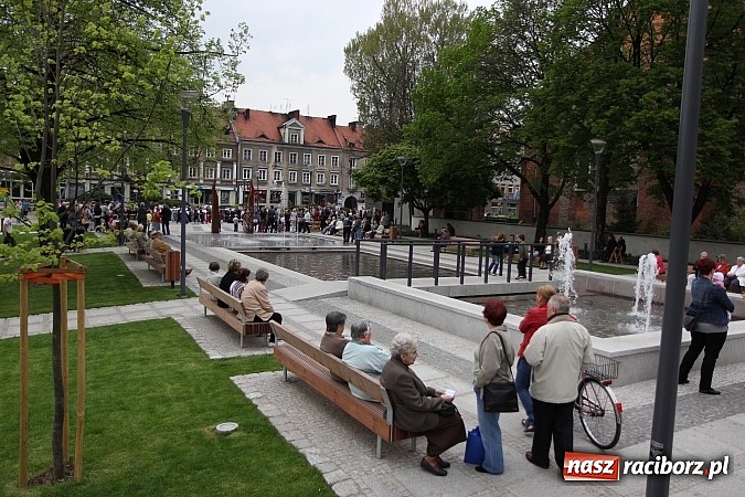 Zdjęcie w galerii na portalu naszraciborz.pl: Nowe fontanny otwarte z wielkim hukiem! wiadomości z regionu