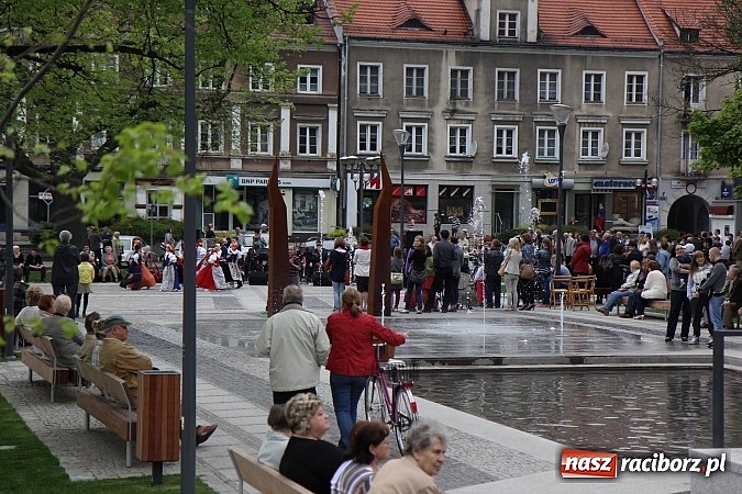 Zdjęcie w galerii na portalu naszraciborz.pl: Nowe fontanny otwarte z wielkim hukiem! wiadomości z regionu