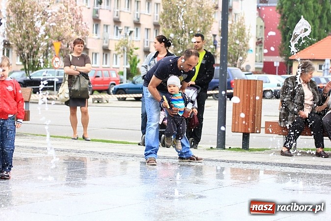 Zdjęcie w galerii na portalu naszraciborz.pl: Nowe fontanny otwarte z wielkim hukiem! wiadomości z regionu