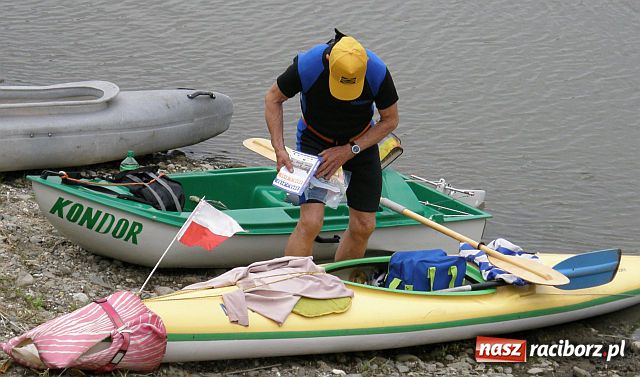Zdjęcie w galerii na portalu naszraciborz.pl: Kajakarze nadal na Odrze wiadomości z regionu