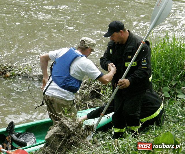 Zdjęcie w galerii na portalu naszraciborz.pl: Kajakarze nadal na Odrze wiadomości z regionu