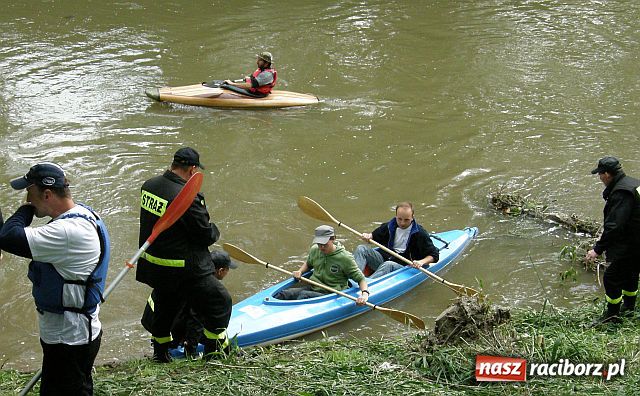 Zdjęcie w galerii na portalu naszraciborz.pl: Kajakarze nadal na Odrze wiadomości z regionu