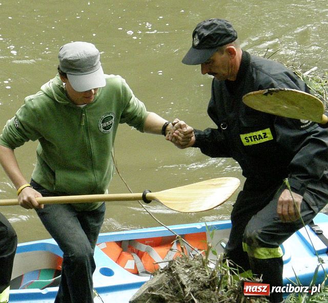 Zdjęcie w galerii na portalu naszraciborz.pl: Kajakarze nadal na Odrze wiadomości z regionu
