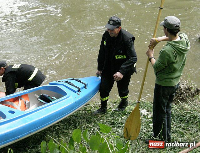 Zdjęcie w galerii na portalu naszraciborz.pl: Kajakarze nadal na Odrze wiadomości z regionu