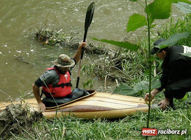 Zdjęcie w galerii na portalu naszraciborz.pl: Kajakarze nadal na Odrze wiadomości z regionu