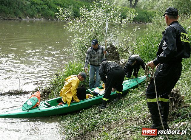 Zdjęcie w galerii na portalu naszraciborz.pl: Kajakarze nadal na Odrze wiadomości z regionu