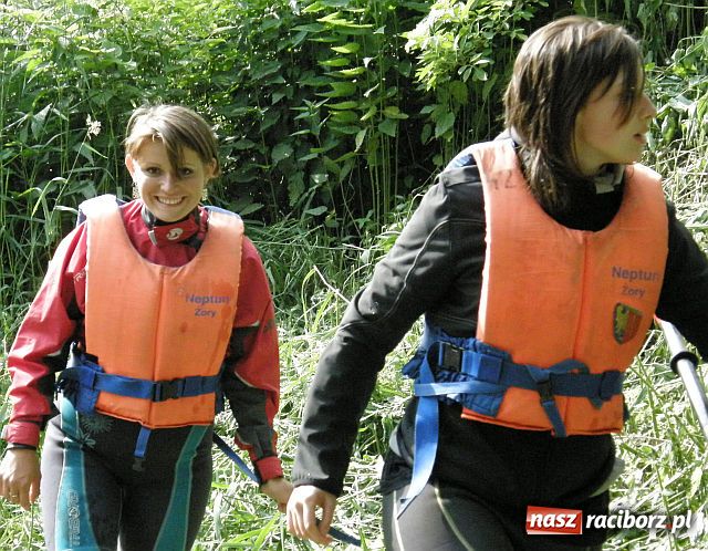 Zdjęcie w galerii na portalu naszraciborz.pl: Kajakarze nadal na Odrze wiadomości z regionu
