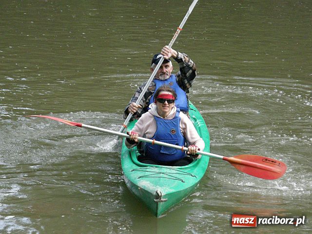 Zdjęcie w galerii na portalu naszraciborz.pl: Kajakarze nadal na Odrze wiadomości z regionu