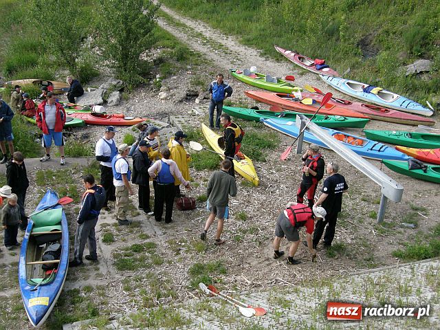 Zdjęcie w galerii na portalu naszraciborz.pl: Kajakarze nadal na Odrze wiadomości z regionu