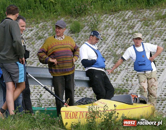 Zdjęcie w galerii na portalu naszraciborz.pl: Kajakarze nadal na Odrze wiadomości z regionu