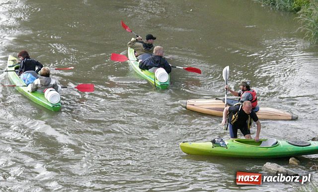 Zdjęcie w galerii na portalu naszraciborz.pl: Kajakarze nadal na Odrze wiadomości z regionu
