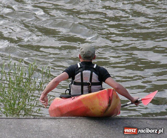 Zdjęcie w galerii na portalu naszraciborz.pl: Kajakarze nadal na Odrze wiadomości z regionu