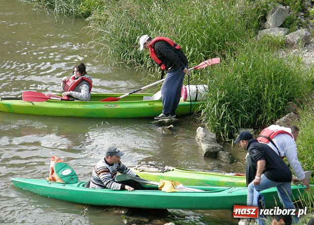 Zdjęcie w galerii na portalu naszraciborz.pl: Kajakarze nadal na Odrze wiadomości z regionu