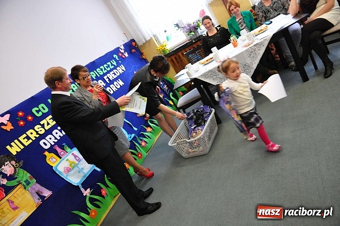 Zdjęcie w galerii na portalu naszraciborz.pl: Co w trawie piszczy, czyli Fredro w wykonaniu przedszkolak&oacute;w wiadomości z regionu