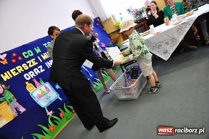 Zdjęcie w galerii na portalu naszraciborz.pl: Co w trawie piszczy, czyli Fredro w wykonaniu przedszkolak&oacute;w wiadomości z regionu