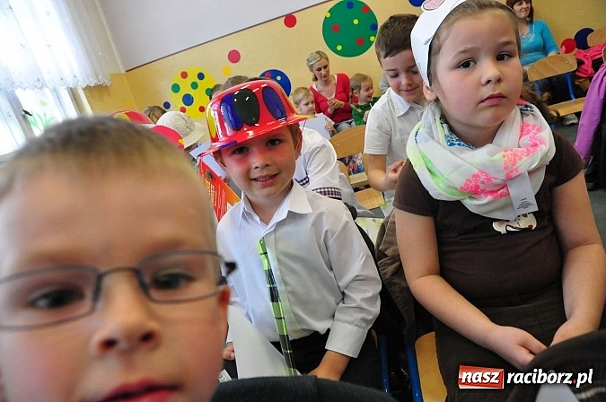 Zdjęcie w galerii na portalu naszraciborz.pl: Co w trawie piszczy, czyli Fredro w wykonaniu przedszkolak&oacute;w wiadomości z regionu