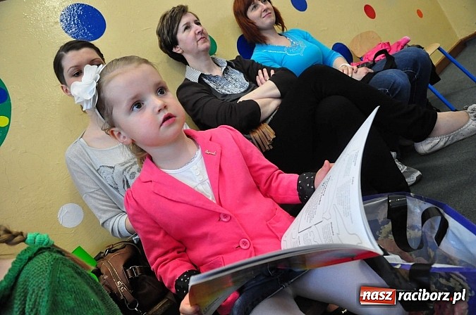 Zdjęcie w galerii na portalu naszraciborz.pl: Co w trawie piszczy, czyli Fredro w wykonaniu przedszkolak&oacute;w wiadomości z regionu