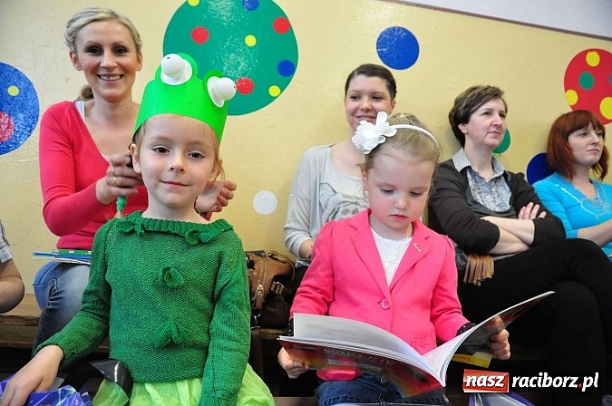 Zdjęcie w galerii na portalu naszraciborz.pl: Co w trawie piszczy, czyli Fredro w wykonaniu przedszkolak&oacute;w wiadomości z regionu