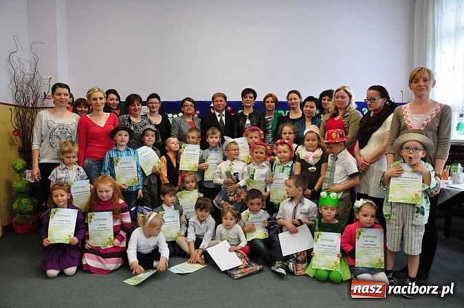 Zdjęcie w galerii na portalu naszraciborz.pl: Co w trawie piszczy, czyli Fredro w wykonaniu przedszkolak&oacute;w wiadomości z regionu