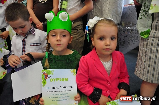 Zdjęcie w galerii na portalu naszraciborz.pl: Co w trawie piszczy, czyli Fredro w wykonaniu przedszkolak&oacute;w wiadomości z regionu