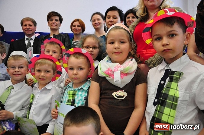 Zdjęcie w galerii na portalu naszraciborz.pl: Co w trawie piszczy, czyli Fredro w wykonaniu przedszkolak&oacute;w wiadomości z regionu