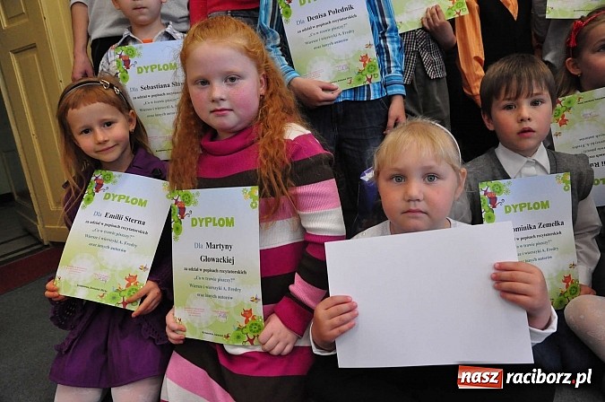 Zdjęcie w galerii na portalu naszraciborz.pl: Co w trawie piszczy, czyli Fredro w wykonaniu przedszkolak&oacute;w wiadomości z regionu