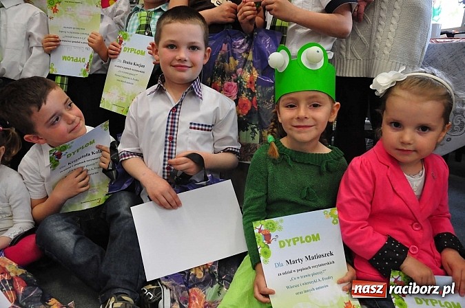 Zdjęcie w galerii na portalu naszraciborz.pl: Co w trawie piszczy, czyli Fredro w wykonaniu przedszkolak&oacute;w wiadomości z regionu