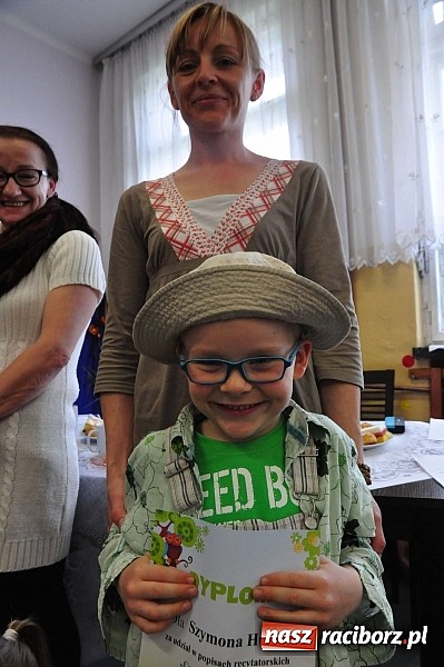 Zdjęcie w galerii na portalu naszraciborz.pl: Co w trawie piszczy, czyli Fredro w wykonaniu przedszkolak&oacute;w wiadomości z regionu