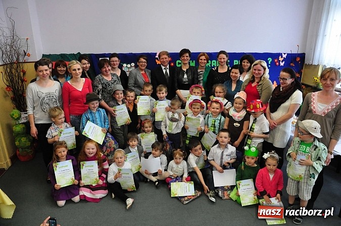 Zdjęcie w galerii na portalu naszraciborz.pl: Co w trawie piszczy, czyli Fredro w wykonaniu przedszkolak&oacute;w wiadomości z regionu